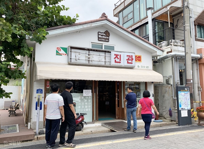 태풍 링링에 훼손된 초원사진관 간판. 24일 현재 교체 공사를 위해 간판이 완전히 떼어진 상태다.