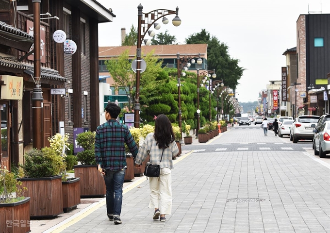 여미랑 인근 거리 모습. 군산항까지 일직선으로 도로가 뻗어 있다.