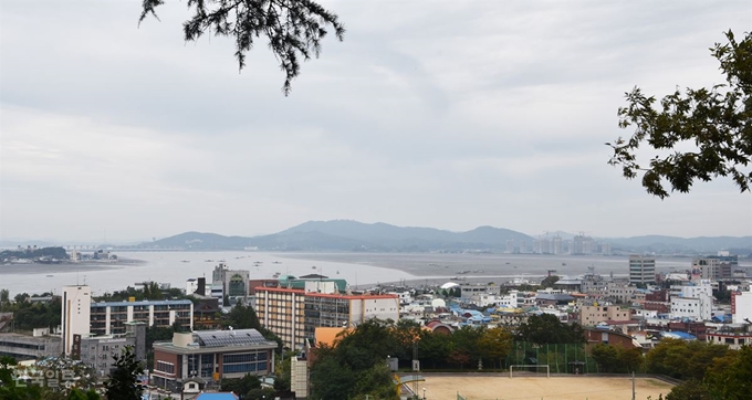 월명공원에서 내려다본 풍경. 군산 원도심 뒤 갯벌 사이로 금강이 유유히 흐른다.