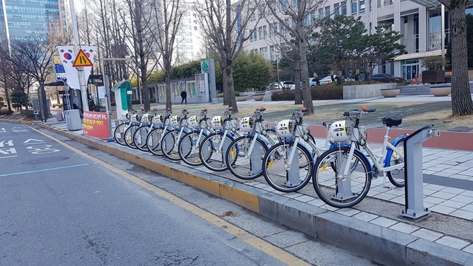 대전시가 공영자전거 타슈의 대여ㆍ반납절차를 간소화하는 등 시민들의 활용편의 향상을 위해 시스템을 전면 개선한다. 사진은 시청 앞 타슈 무인대여소 모습. 대전시 제공