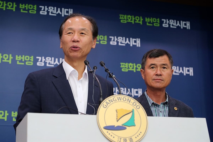 최문순(왼쪽) 강원지사와 한금석 도의회 의장이 24일 강원도청 브리핑룸에서 2024년 동계청소년올림픽대회 유치 계획과 평창올림픽경기장 활용방안 등을 밝히고 있다. 연합뉴스