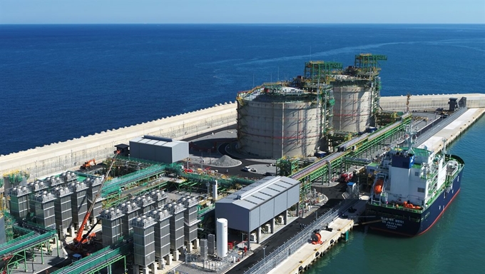 24일 오전 제주시 한림읍 애월항 한국가스공사 LNG인수기지에 LNG 수송선 ‘SM JEJU LNG 1호’가 처음으로 입항해 정박해 있다. 연합뉴스.