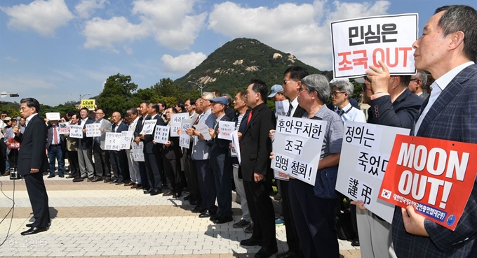 ‘사회정의를 바라는 전국교수모임(정교모)’ 회원들이 19일 청와대 앞 분수대 광장에서 '조국 법무부 장관 교체를 요구하는 기자회견'을 하고 있다. 배우한 기자