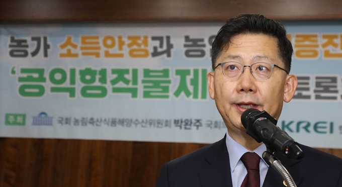 김현수 농림축산식품부 장관이 지난 16일 서울 여의도 국회에서 열린 농가 소득안정과 농업 공익증진을 위한 공익형직불제 도입 토론회에서 발언을 하고 있다. 뉴스1