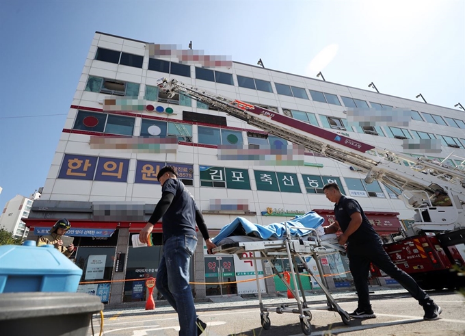 24일 오전 경기 김포시 풍무동 한 요양병원에서 불이 나 2명이 숨지고 47명이 다쳤다. 연합뉴스