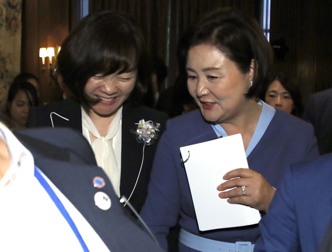 문재인 대통령 부인 김정숙 여사가 24일 오후(현지시간) 뉴욕 공립도서관에서 열린 유니세프 주최 발달장애인을 위한 보편적 의료보장 콘퍼런스가 끝난 뒤 퇴장하다 일본 아베 신조 총리 부인 아키에 여사를 만나 얘기를 나누고 있다.뉴욕=연합뉴스