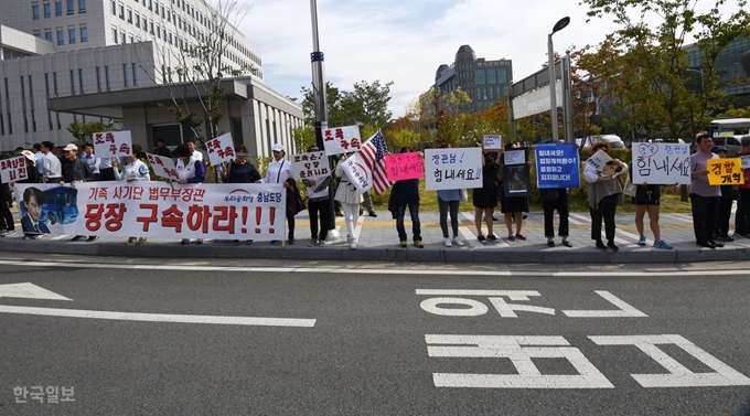 조국 법무부장관이 검사와의 대화를 진행중인 25일 오전 충남 천안시 대전지방검찰청 천안지청 앞에서 조 장관을 지지하는 시민들과 반대하는 우리공화당 당원들이 나란히 서서 피켓을 들고 있다. 천안=홍인기 기자