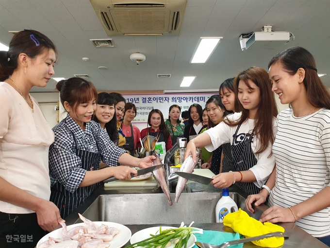 대구 달서구에 살고 있는 결혼이민여성들이 25일 계명문화대에서 한식 요리수업을 받고 있다. 달서구는 이들 여성들을 대상으로 한글교육과 문화체험 등 우리나라 정착에 필요한 프로그램을 운영하고 있다. 김민규기자 whietkmg@hankookilbo.com