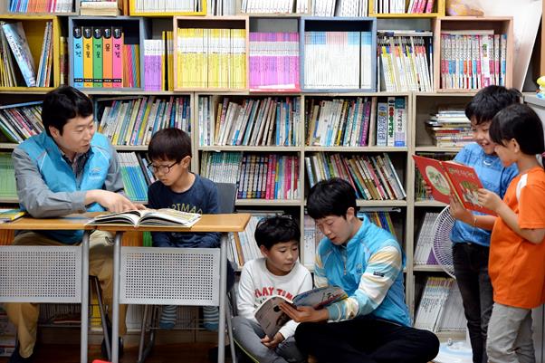 한국수자원공사 직원들이 댐주변 지역 아동들과 함께하는 독서 교실을 열고 있다.