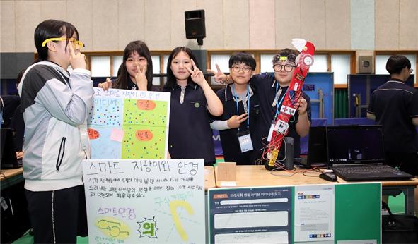 삼성물산 주니어물산아카데미가 개최한 부천 내동중학교 ‘메이커 축제’에 참여한 학생들이 스스로 제작한 제품과 서비스를 소개하고 있다.