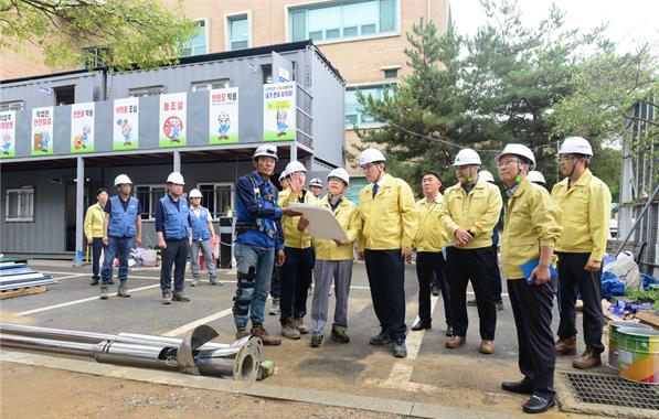 한국환경공단 장준영 이사장(왼쪽에서 네 번째)이 지난 6일 인천시 서구 종합환경연구단지 내 흡입독성시험시설 구축공사 현장을 찾아 안전점검을 하고 있다.