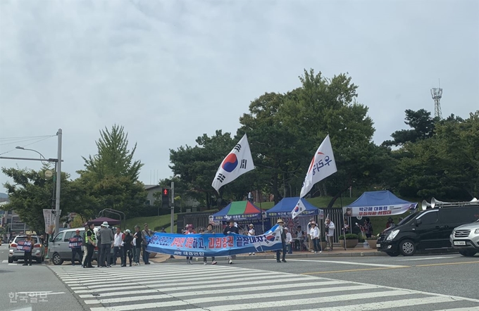 우리공화당 등 보수단체 회원들이 25일 경북 구미시청 앞에서 장세용 구미시장 퇴진을 요구하는 집회를 열고 있다. 김재현기자 k-jeahyun@hankookilbo.com