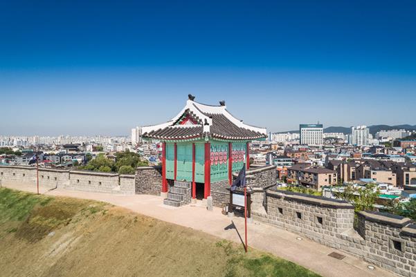 최근 해체 복원된 수원화성 동북포루(각건대) 전면 모습. 수원시 제공