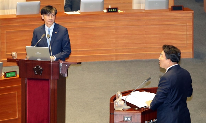 취임 후 처음으로 26일 오후 대정부 질문이 진행된 국회 본회의에 출석한 조국 법무부 장관이 자유한국당 권성동 의원의 질의에 답하고 있다. 연합뉴스