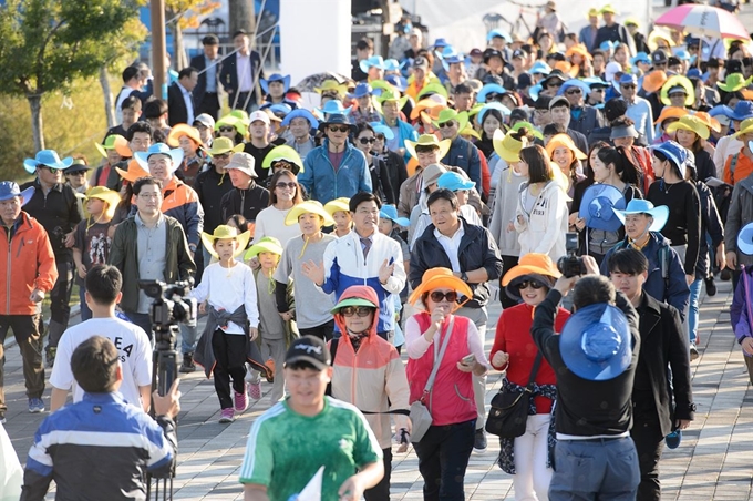 지난해 세종축제 당시 진행된 호수공원 둘레길 걷기대회 모습. 청명한 가을 하늘 아래 이춘희 시장이 시민들과 함께 걸으며 소통하는 자리로, 호응을 얻었다. 세종시 제공.