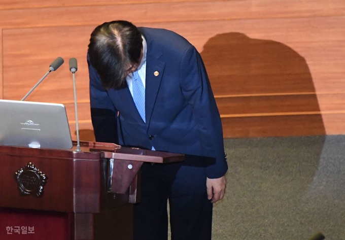 26일 오후 국회 본회의에서 조국 법무부 장관이 답변에 인사하고 있다. 오대근기자