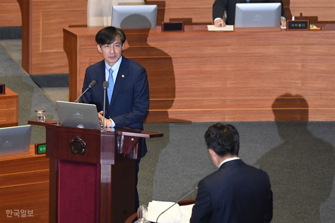 조국 법무부 장관이 참석해 대정부 질문에서 권성동의원이 질문에 답변하고 있다. 오대근기자