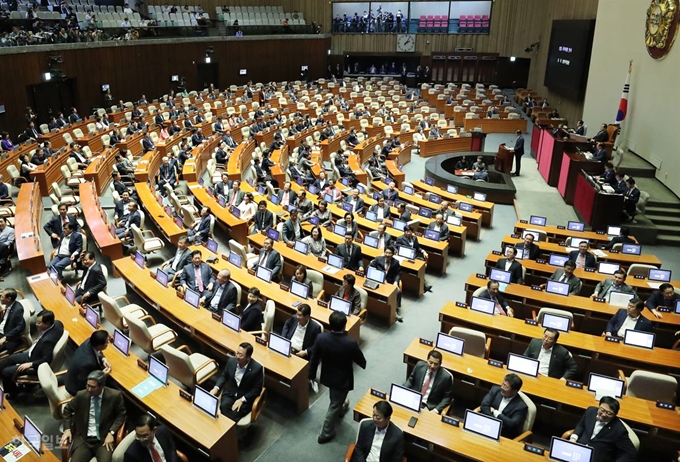 자유한국당 의원들이 26일 오후 국회 본회의에서 조국 법무부 장관이 인사말을 하자 돌아앉아 있다. 오대근기자