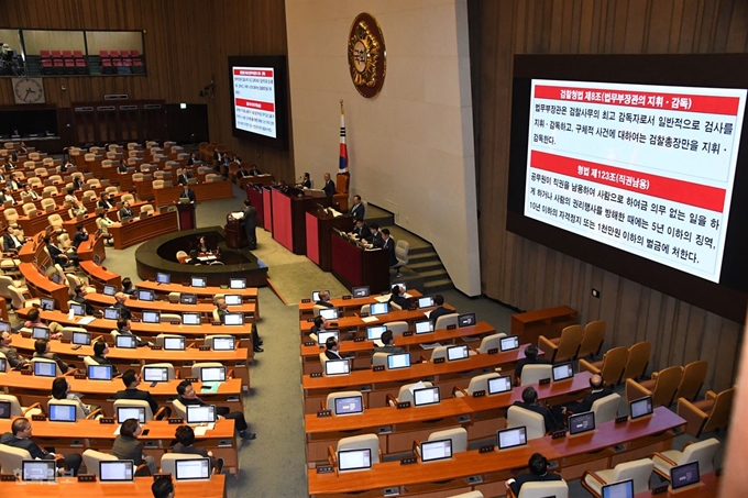 국회 본회의에서 조국 법무부 장관의 검찰 압력 부분에 대해 주광덕 의원의 챠트를 보이며 질문하고 있다. 오대근기자