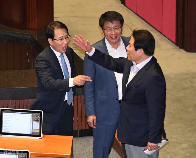 질문도중 자유한국당의 요청에 의해 이주영 국회부의장이 정회하자 여야 원내수석부대표간 정회 절차에 대한 실랑이를 하고 있다. 오대근기자