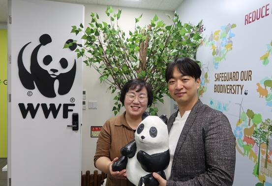 이정미(왼쪽) WWF 한국본부 선임국장과 ‘동물 없는 동물원’캠페인을 기획한 선우의성 SK텔레콤 매니저가 지난 10일 서울 종로구 서울글로벌센터 WWF 한국본부 사무실에서 웃고 있다. 동그람이 이태무