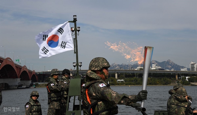 수도군단 공병단 장병들이 성화를 들고 한강을 가로지르고 있다. 서재훈 기자