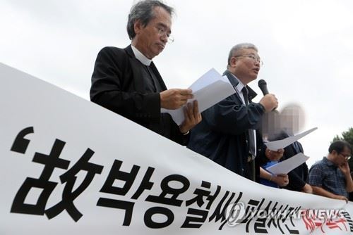 이재성((왼쪽 두번째) 한국기독교교회협의회 인권센터 부이사장이 2017년 8월 24일 오전 서울 청와대분수대 앞에서 박근혜 전 대통령의 5촌 조카 고(故) 박용철씨 피살사건 재수사를 촉구하는 기자회견에서 경과보고를 하고 있다. 연합뉴스