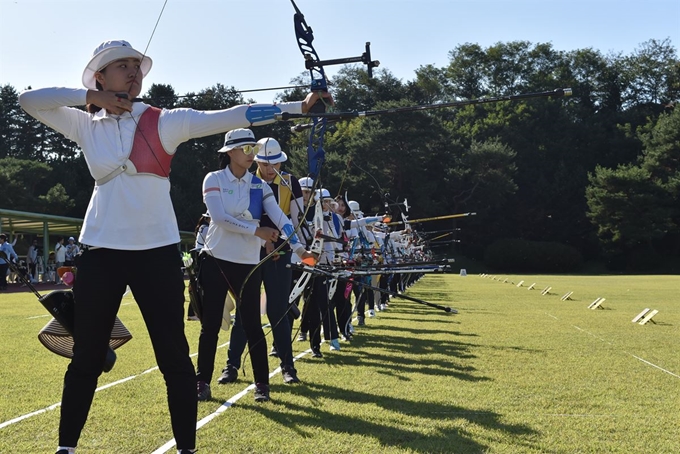 한국 여자양궁 선수들이 24일 경북 예천군에서 열린 2020년 양궁 리커브 국가대표 2차선발전을 펼치고 있다. 대한양궁협회 제공