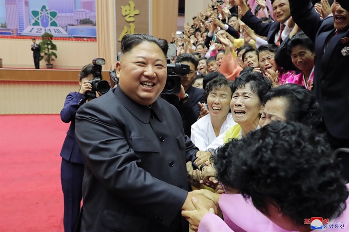 김정은 북한 국무위원장이 지난 6일 열린 제14차 전국교원대회에 참석해 참가자들과 인사를 했다고 조선중앙통신이 7일 보도했다. 평양 조선중앙통신=연합뉴스