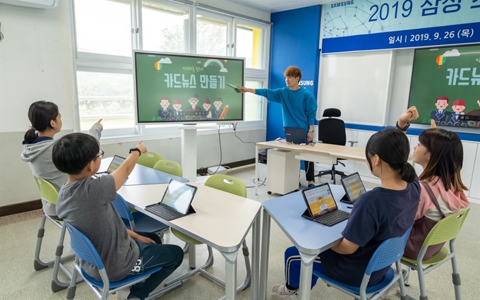 26일 전라남도 천태초등학교 교사와 학생들이 '삼성 스마트스쿨'을 활용해 수업을 진행하고 있다. 삼성전자 제공