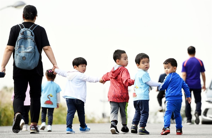 27일 서울 상암동 하늘공원 억새 밭이 은백색으로 물들어 가고 있다. 공원을 찾은 별하어린이집 원아들이 선생님과 함께 억새밭을 거닐며 즐거워 하고 있다.배우한 기자