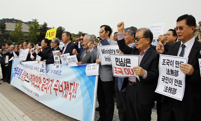 사회정의를 바라는 전국교수모임이 27일 오후 청와대 분수대 앞 광장에서 "조국 법무부 장관 임명으로 사회정의와 윤리가 무너졌다"며 시국선언 기자회견을 열고 있다. 연합뉴스