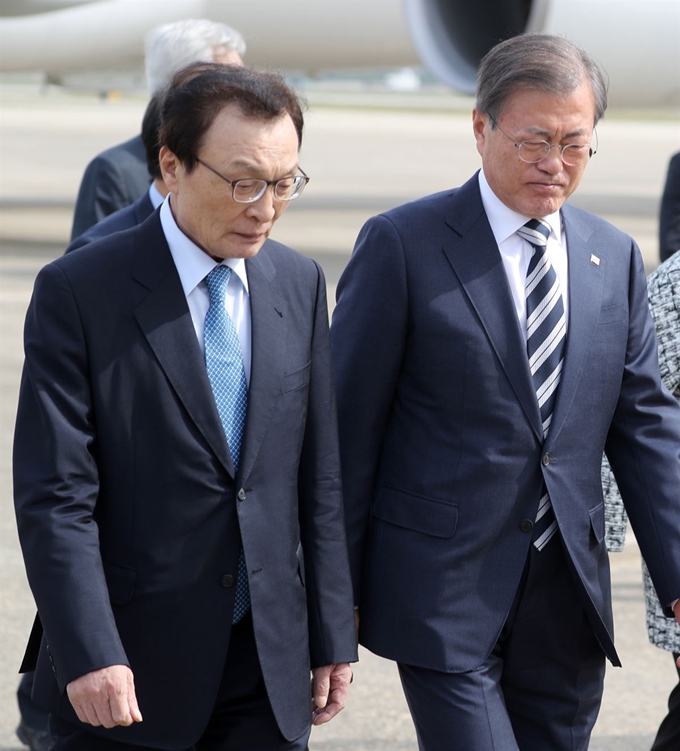 미국 일정을 마치고 귀국한 문재인 대통령이 26일 오후 서울공항에서 이해찬 민주당 대표와 함께 이동하고 있다. 성남=연합뉴스