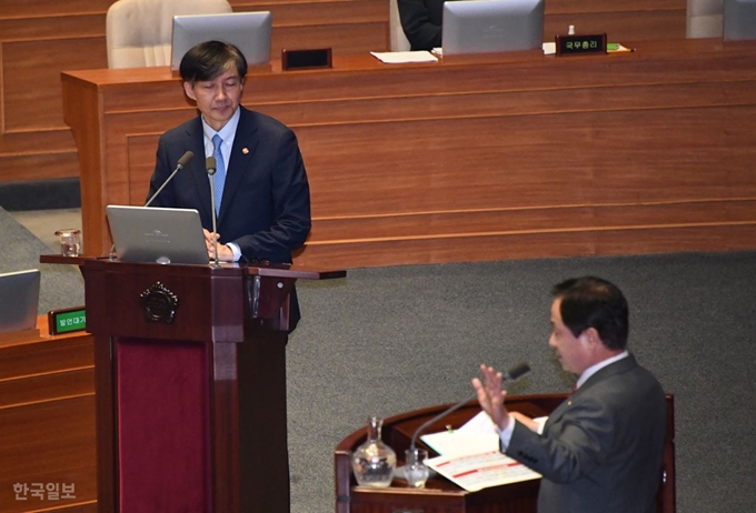 26일 오후 국회 본회의에서 조국(왼쪽) 법무부 장관이 참석해 대정부 질문에서 압수수색 당시 검사팀장과의 통화에 대한 주광덕 의원의 질문에 답변하고 있다. 오대근기자