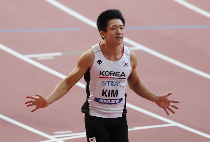 김국영이 27일 카타르 도하에서 열린 세계육상선수권대회 남자 100m 자격 예선 2조 1위를 기록한 뒤 골인하고 있다. 도하=로이터 연합뉴스