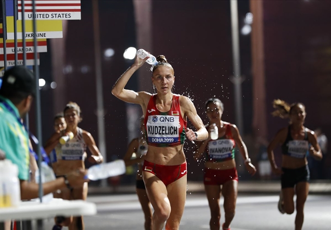 선수들이 28일 카타르 도하에서 열린 IAAF 세계육상선수권대회 여자 마라톤 경기를 펼치고 있다. 도하=AP 연합뉴스