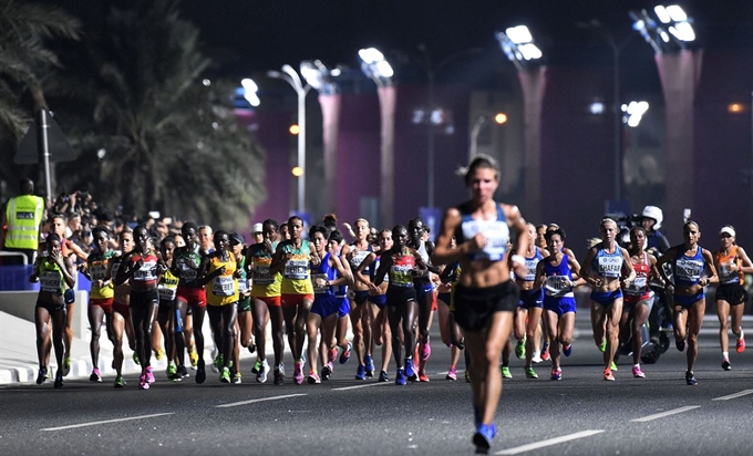 선수들이 28일 카타르 도하에서 열린 IAAF 세계육상선수권대회 여자 마라톤 경기를 펼치고 있다. 도하=AP 연합뉴스