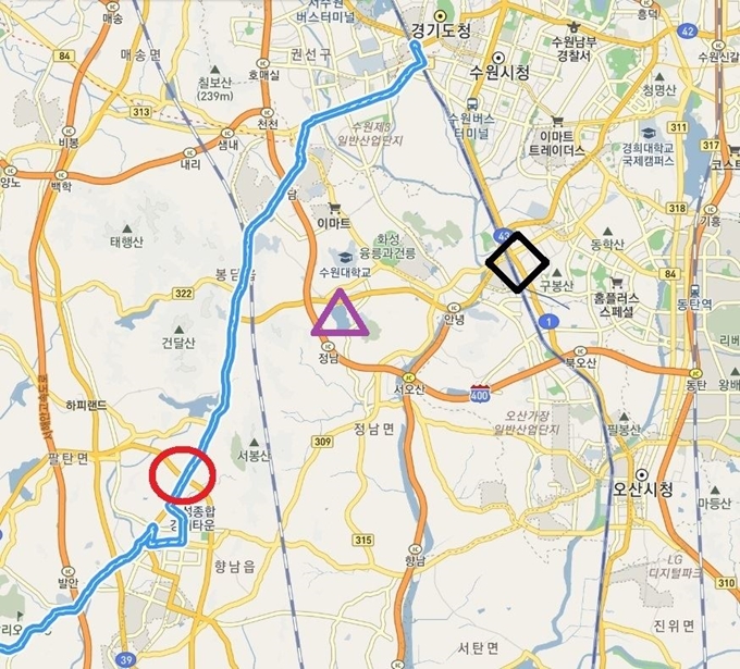 화성 그놈이 탔던 버스와 비슷한 노선으로 운행중인 버스노선(하늘색 실선)과 가재3리가 있는 사거리(왼쪽 아래 빨간색 원), 보통저수지(가운데 보라색 세모), 병점역(오른쪽 검은색 마른모) 등이 화성연쇄살인사건 장소와 인접해 있다. 다음지도 캡처