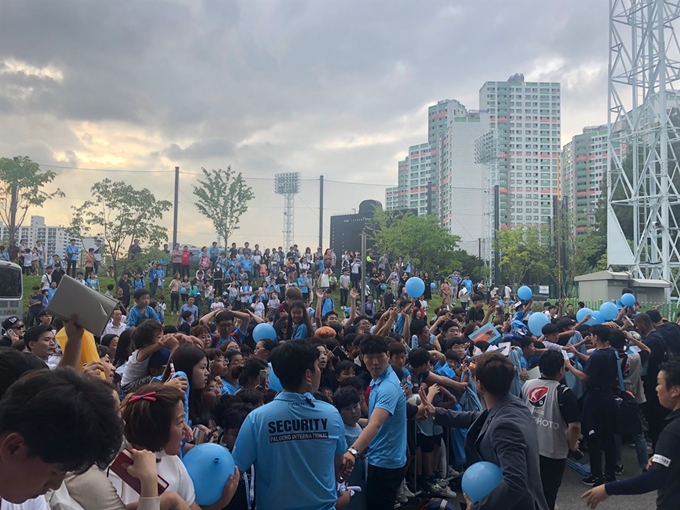 [저작권 한국일보]대구와 제주의 K리그1 32라운드 경기가 열린 28일 대구DGB은행파크. 경기 종료 후 선수들을 보기 위해 대구 팬들이 경기장 입구에 모였다. 대구=이승엽 기자