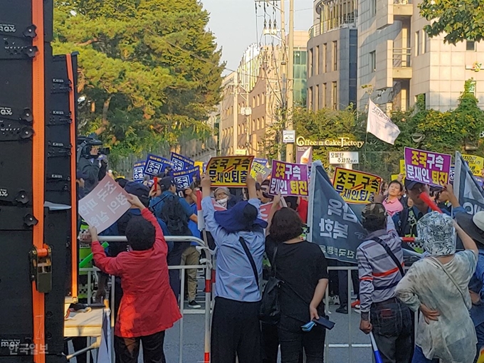 [저작권 한국일보] 28일 오후 서울중앙지검 앞 도로에서 보수 성향 단체 자유연대가 주최한 조국 법무부 장관 사퇴 촉구 집회 참가자들이 '조국 구속' '문재인 퇴출' 등 문구가 적힌 손팻말을 들고 구호를 외치고 있다. 경찰 통제선 건너편으로는 범국민 시민연대가 주최하는 제7차 검찰 개혁 촛불 문화제에 참석한 시민들이 집회 장소로 이동하며 '조국 수호' 등 문구가 적힌 손팻말을 들고 있다. 정준기 기자