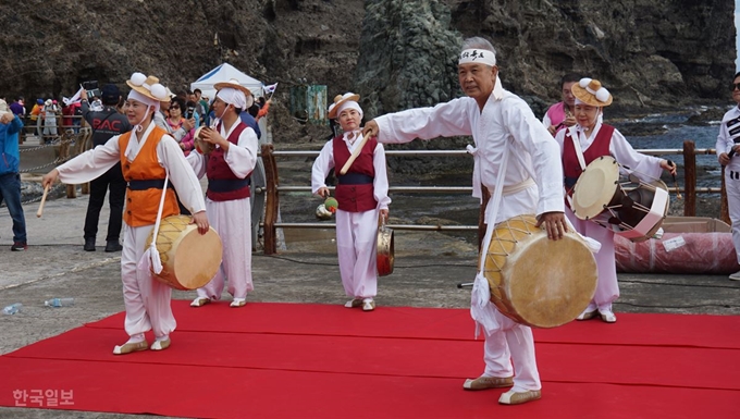 경북 울릉군 독도 동도선착장에서 28일 황보영 달구벌북춤 공연이 펼쳐지고 있다. 김재현기자 k-jeahyun@hankookilbo.com