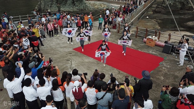 경북 울릉군 독도 동도 선착장에서 2019 미스대구경북 당선자들의 '오! 나의 독도' 노래에 맞춰 군무를 선보이고 있다. 김재현기자 k-jeahyun@hankookilbo.com