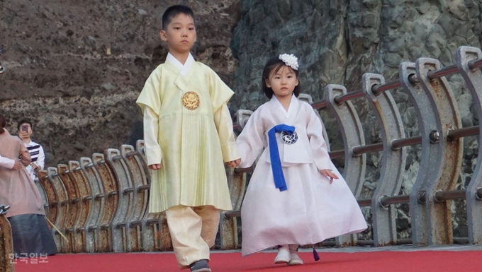 경북 울릉군 독도 동도선착장에서 28일 화화호호 생활한복 패션쇼가 펼쳐지고 있다. 김재현기자 k-jeahyun@hankookilbo.com