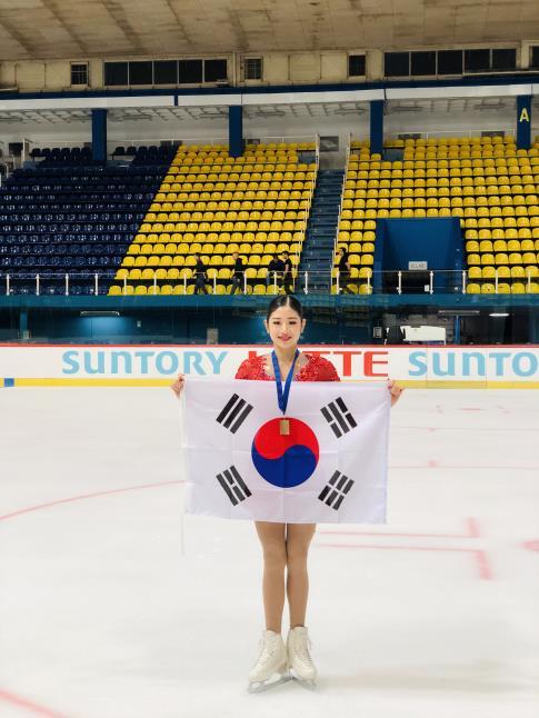 이해인이 29일 크로아티아 자그레브에서 열린 ISU 주니어 그랑프리 6차 대회에서 김연아 이후 한국 선수로는 두 번째로 2개 대회 연속 우승을 차지한 뒤 포즈를 취하고 있다. 올댓스포츠 제공