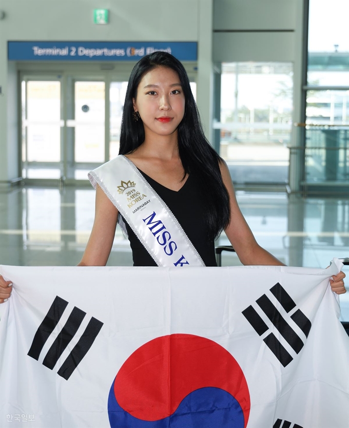 [저작권 한국일보] 2019 미스코리아 선 우희준이 29일 오후 미스 어스(Miss Earth) 2019 대회 출전을 위해 인천국제공항 제2터미널을 통해 출국했다. 인천공항=권영민 기자.