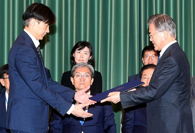 문재인 대통령이 9일 오후 청와대에서 조국 법무부 장관에게 임명장을 수여하고 있다. 류효진 기자