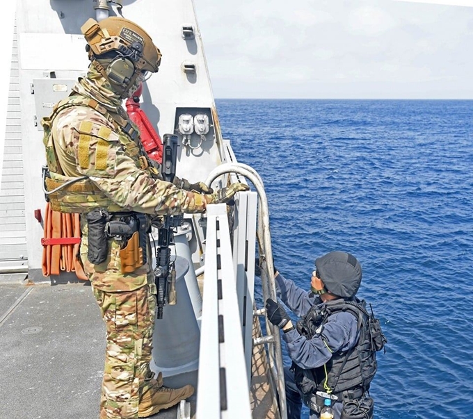 해상 선박 임검 훈련 중인 한일 해군. Republic of Korea Armed Forces 페이스북