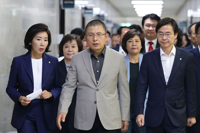 자유한국당 황교안(가운데) 대표와 나경원(왼쪽) 원내대표가 30일 오전 국회에서 열린 최고위원회의에 참석하고 있다. 연합뉴스