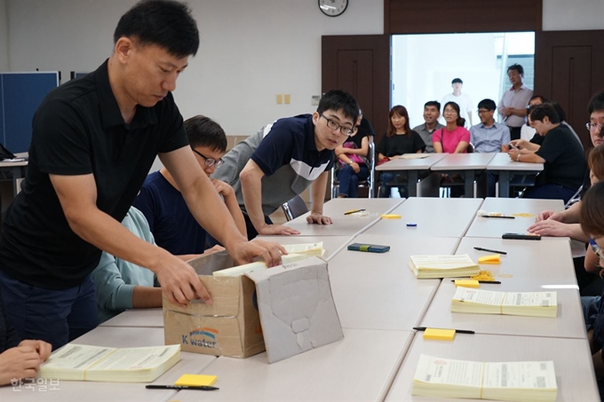 경북 포항 남ㆍ북구 선거관리위원회 직원들이 30일 포항시 남구 대잠동 포항남구선거관리위원회 2층 사무실에서 '포항 오천SRF반대 어머니회'가 접수한 오천읍지역 포항시의원 2명의 주민소환 청구 서명동의서를 상자에서 꺼내고 있다. 시의원 주민소환에 필요한 서명은 오천지역 유권자 4만3,463명의 20%인 8,693명 이상이면 되고, 의원 2명에 대한 서명은 각각 1만1,100명을 넘긴 것으로 확인됐다. 김정혜기자 kjh@hankookilbo.com