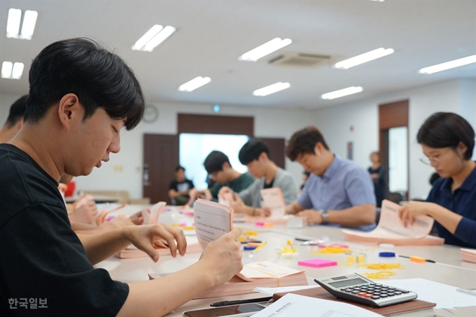 경북 포항 남ㆍ북구 선거관리위원회 직원들이 30일 오전 포항시 남구 대잠동 포항남구선거관리위원회 2층 사무실에서 오천읍 포항시의원 2명의 주민소환 투표를 청구하는 이 지역 주민 1만1,100여명의 서명 동의서를 검수하고 있다. 시의원 주민소환에 필요한 서명은 오천지역 유권자 4만3,463명의 20%인 8,693명 이상이면 되나 대상 두 의원 모두 각각 1만1,100명을 넘긴 것으로 확인됐다. 김정혜기자 kjh@hankookilbo.com